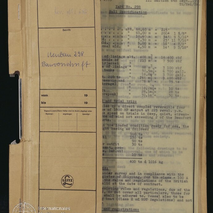 Offener beiger Leitz-Aktenumschlag mit handschriftlicher Beschriftung „Neubau 298 Bauvorschrift“, sichtbaren Metallklammern und dahinter einem durchscheinenden, getippten Dokument mit technischen Angaben (Yard No. 298, Hull Specification) sowie dem Logo des Internationalen Maritimen Museums Hamburg unten links.