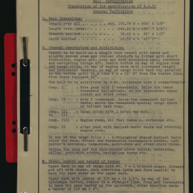 Getippte Seite einer Schiffsrumpf‑Spezifikation (Yard‑Number 293) vom 30. Sept. 1957 mit Maßen und Gliederung auf vergilbtem Papier, in einem roten Ringordner befestigt, oben links handschriftliche Nummer und unten links Logo des Internationalen Maritimen Museums Hamburg.