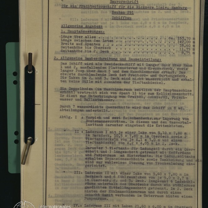 Gealtertes maschinengeschriebenes deutsches Bauvorschriftsblatt vom 16. Juli 1958 zur Rickmers-Linie mit handschriftlicher Inventarnummer oben, dicht bedrucktem Text in Abschnitten, gelochtem linken Rand und Metallordnerbefestigung; Museumslogo unten links.