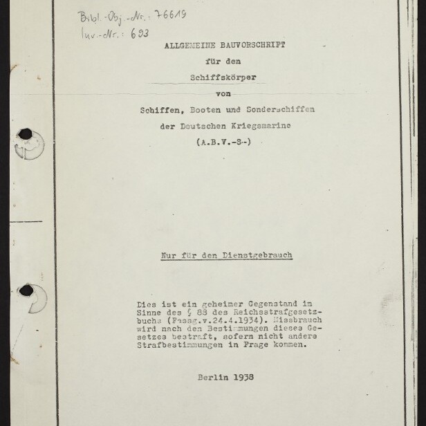 Deckblatt einer getippten Dienstvorschrift der Deutschen Kriegsmarine (Berlin 1938) mit dem Titel „Allgemeine Bauvorschrift für den Schiffskörper…“, handschriftlichem Vermerk oben rechts, zwei Lochungen am linken Rand und Museumsstempel des Internationalen Maritimen Museums Hamburg unten links.