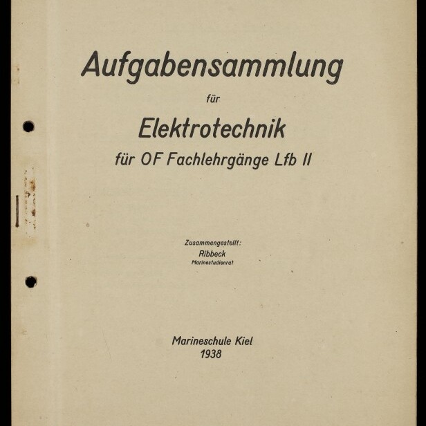Beige Umschlag einer 1938 erschienenen Ausbildungsbroschüre mit dem großen Titel Aufgabensammlung für Elektrotechnik für OF Fachlehrgänge Lfb II, gelochten Rand, Rostflecken an der Heftung und Stempel des Internationalen Maritimen Museums Hamburg.
