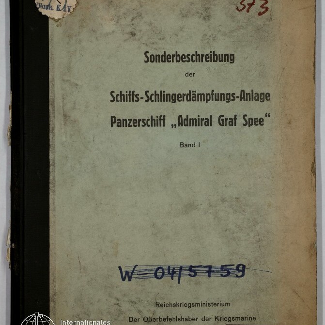 Altes, vergilbtes Deckblatt eines technischen Bandes mit schwarzem Einbandrand, betitelt „Sonderbeschreibung der Schiffs‑Schlingerdämpfungs‑Anlage Panzerschiff ‚Admiral Graf Spee‘ Band I“, mit handschriftlichen Nummern und Stempeln, einer durchgestrichenen blauen Inventarnummer und dem Vermerk Reichskriegsministerium Berlin 1935.