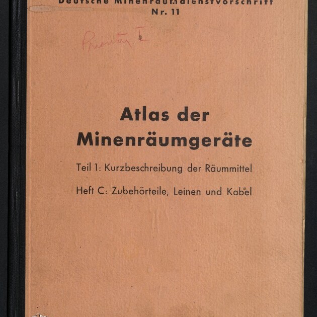 Orangebraunes Heft mit schwarzem Buchrücken, fettem Titel ‚Atlas der Minenräumgeräte‘; oben ‚Deutsche Minenräumdienstvorschrift Nr. 11‘ und ‚Prüf‑Nr. 75‘, darunter ‚Teil 1: Kurzbeschreibung der Räummittel‘ und ‚Heft C: Zubehörteile, Leinen und Kabel‘, mit roter Handschrift in der oberen Hälfte und Museumsstempel unten links.