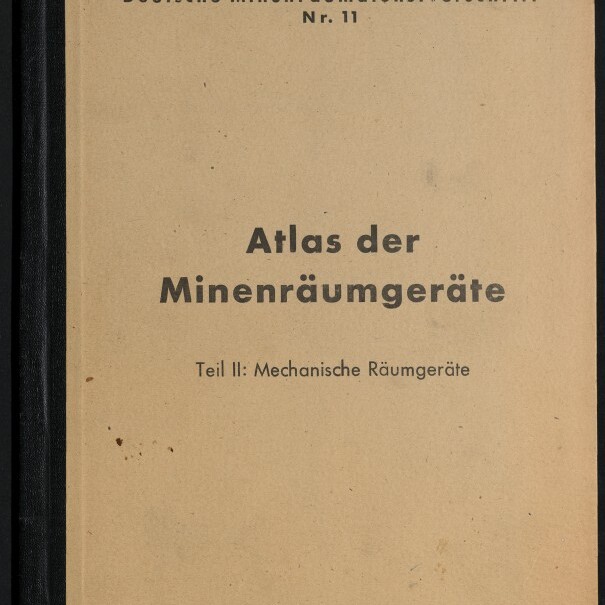 Beiger Buchumschlag mit schwarzem Rückenklebeband: oben die Zeile 'Deutsche Minenräumdienstvorschrift Nr. 11' und Prüfnr. 444, in der Mitte der Titel 'Atlas der Minenräumgeräte' und darunter 'Teil II: Mechanische Räumgeräte', unten links ein Siegel 'Internationales Maritimes Museum Hamburg'.