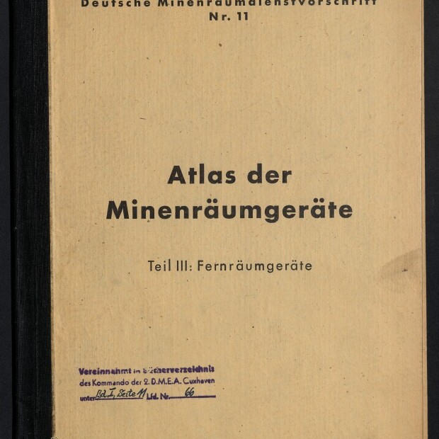 Beiger Buchdeckel mit schwarzem Einband links, großer Titel »Atlas der Minenräumgeräte – Teil III: Fernräumgeräte«, Überschrift »Deutsche Minenräumdienstvorschrift Nr. 11«, Prüfnummer oben rechts, violette Stempel‑ und Handschrifteinträge sowie ein rundes Museumslogo unten links.