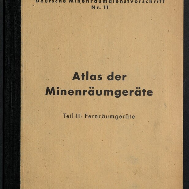 Beige Buchdeckel mit schwarzem Rücken und dem Titel 'Atlas der Minenräumgeräte Teil III: Fernräumgeräte', darüber die Zeile 'Deutsche Minenräumdienstvorschrift Nr. 11' und oben rechts Prüf-Nr. 598 sowie ein Museumssiegel unten links.