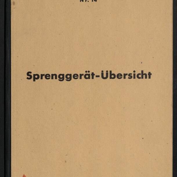 Beige Buchcover mit schwarzem Buchrücken und großem mittigem Titel „Sprenggerät‑Übersicht“, oben der Schriftzug „Deutsche Minenräumdienstvorschrift Nr. 14“ und eine handschriftliche Prüfnummer rechts oben; unten links ein Museumssiegel/Wasserzeichen.