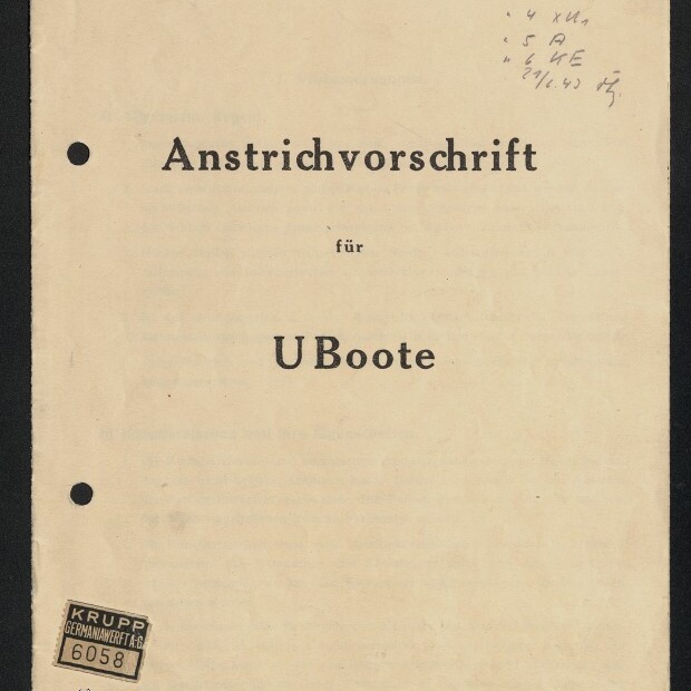Umschlag eines historischen deutschen Dokuments mit der Überschrift „Anstrichvorschrift für UBoote“, handschriftlichen Notizen am oberen Rand, zwei Lochungen an der linken Kante sowie Stempeln und Druckvermerken (u. a. KRUPP, April 1943) im unteren Bereich.