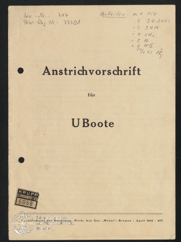 Umschlag eines historischen deutschen Dokuments mit der Überschrift „Anstrichvorschrift für UBoote“, handschriftlichen Notizen am oberen Rand, zwei Lochungen an der linken Kante sowie Stempeln und Druckvermerken (u. a. KRUPP, April 1943) im unteren Bereich.