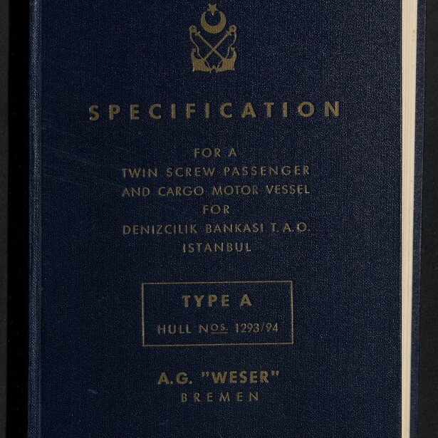 Dunkelblaues Leinenbuch mit goldgeprägtem Titel 