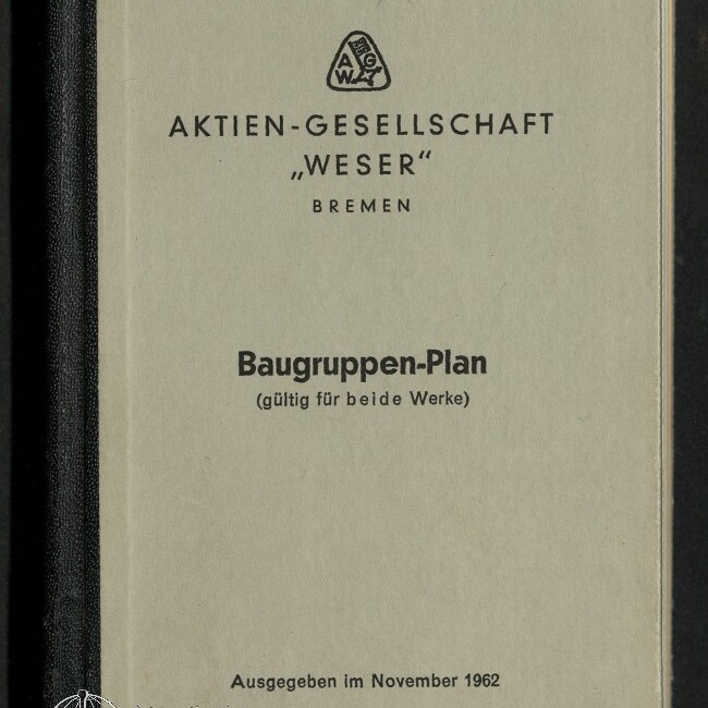 Helles Buchcover mit schwarzem Buchrücken, oben ein Firmenlogo und der Schriftzug ‚AKTIEN-GESELLSCHAFT „WESER“ BREMEN‘, in der Mitte der Titel ‚Baugruppen-Plan (gültig für beide Werke)‘ und unten der Hinweis ‚Ausgegeben im November 1962‘, mit kleinem Museumswasserzeichen unten links.