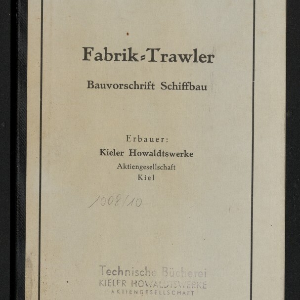 Deckblatt eines beigen Heftes mit dem Titel „Fabrik‑Trawler — Bauvorschrift Schiffbau“, Angaben zum Erbauer „Kieler Howaldtswerke Aktiengesellschaft Kiel“, sichtbarer Stempel „Technische Bücherei“ unten und schwarzer Einbandstreifen links.