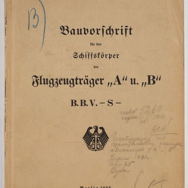 Vergilbter Einband einer deutschen Dienstvorschrift mit dem Titel „Bauvorschrift für den Schiffskörper der Flugzeugträger ‚A‘ u. ‚B‘“, datiert Berlin 1936, mit schwarzem Reichsadler, handschriftlichen Notizen, Stempeln und Inventarnummern.
