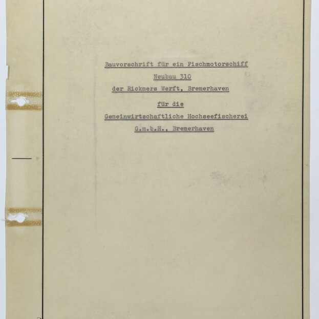 Beige Deckblatt mit schwarzem Rahmen und zentriert getipptem deutschen Titel zur Bauvorschrift für ein Fischmotorschiff (Neubau 310) der Rickmers Werft, Bremerhaven; links zwei verstärkte Lochungen mit Klebeband, unten links Logo und Schriftzug des Internationalen Maritimen Museums Hamburg.