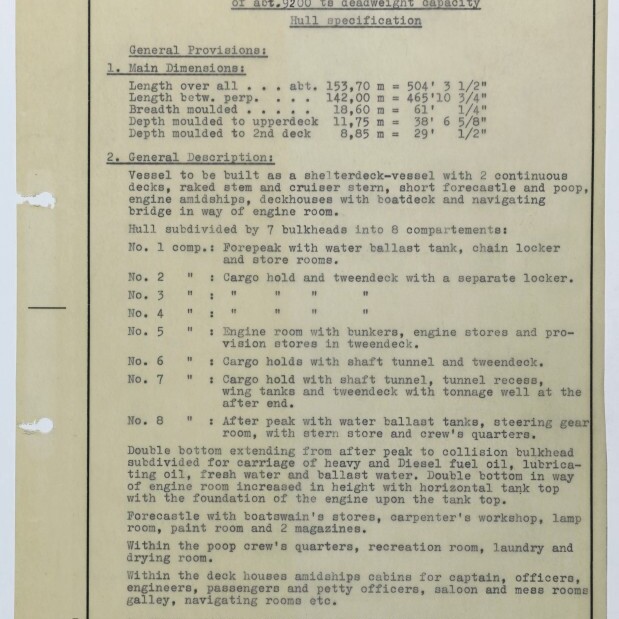 Gescanntes, leicht vergilbtes getipptes Schiffsspezifikationsdokument vom 30. August 1957 mit dem Titel Single screw cargo-motorship, Auflistung von Hauptabmessungen und einer nummerierten allgemeinen Beschreibung; Papier mit zwei Lochungen am linken Rand und Stempel des Maritimen Museums Hamburg unten links.