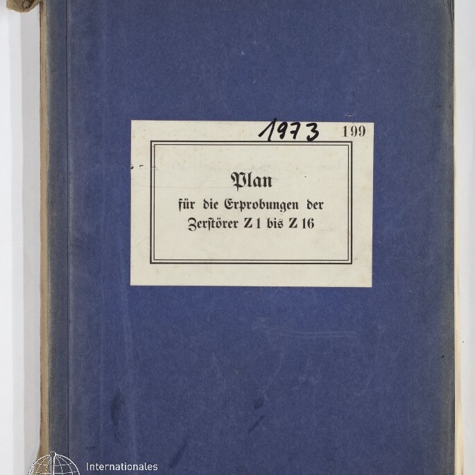 Blaues Heft mit rechteckigem weißen Etikett in Frakturschrift 'Plan für die Erprobungen der Zerstörer Z 1 bis Z 16', oben auf dem Etikett handschriftlich '1973' und weißes Museumslogo des Internationalen Maritimen Museums Hamburg unten links.
