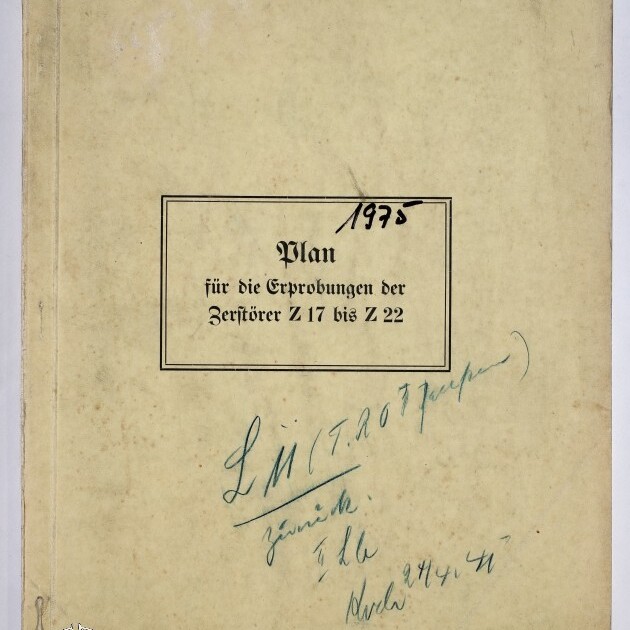 Vergilbtes Deckblatt eines Hefts mit dem gedruckten Titel »Plan für die Erprobungen der Zerstörer Z 17 bis Z 22«, handschriftlichen Notizen und Signaturen in Blaugrün, einer roten Stempelnummer unten rechts, der Seitenzahl 27 oben rechts und einem Museumslogo unten links.