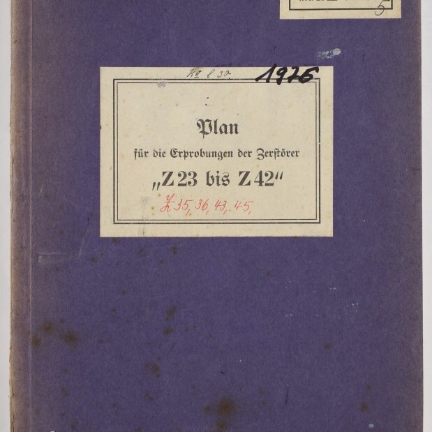 Lila Buchdeckel mit aufgeklebtetem weißem Etikett auf dem in Frakturschrift steht „Plan für die Erprobungen der Zerstörer ‚Z 23 bis Z 42‘“, dazu handschriftliche Nummern, ein kleiner Aufkleber oben rechts, Gebrauchsspuren und das Logo des Internationalen Maritimen Museums Hamburg unten links.