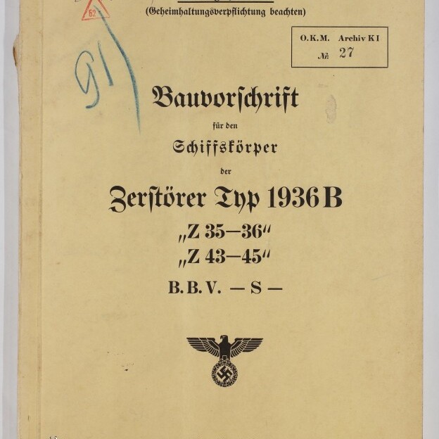 Titelblatt eines deutschen Marineschriftenhefts, gedruckt Berlin 1942, mit dem Titel ‚Bauvorschrift für den Schiffskörper der Zerstörer Typ 1936B‘, handschriftlichen Markierungen oben und einem Reichsadler mit Hakenkreuz sowie einem Museumsstempel unten links.