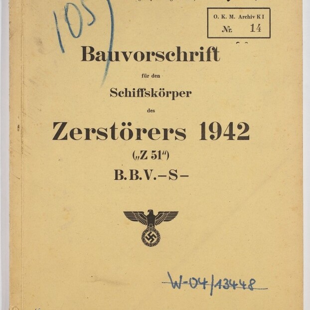 Umschlag eines deutschen Marinebauvorschriftshefts aus dem Zweiten Weltkrieg: gelblicher Einband mit dem Titel 'Bauvorschrift für den Schiffskörper des Zerstörers 1942 (Z 51) B.B.V.-S-', darunter ein Reichsadler mit Hakenkreuz, handschriftliche Markierungen und Stempel ('Staatsgeheimnis!', Archivnummer, '1977'), Druckangabe 'Berlin 1943' und Museumswasserzeichen.