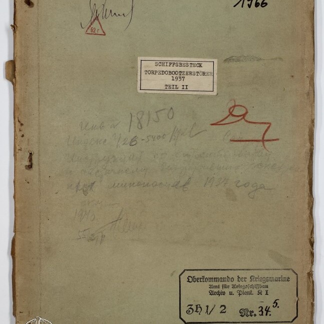 Vergilbte Aktenmappe mit eingerissenem Rand, handschriftlichen Notizen, roten Markierungen und mehreren Stempeln; mittig ein Etikett mit der Aufschrift „SCHIFFSBESTECK TORPEDOBOOTZERSTÖRER 1937 TEIL II“, oben rechts handschriftlich „1966“ und unten links das Logo des Internationalen Maritimen Museums Hamburg.