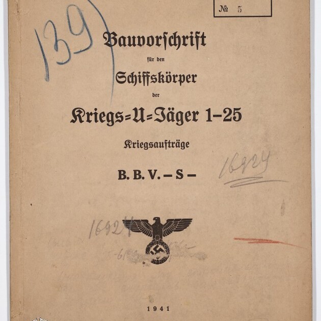 Titelblatt einer beigefarbenen Dienstvorschrift von 1941 mit der Überschrift 'Bauvorschrift für den Schiffskörper der Kriegs-U-Jäger 1–25', NS-Reichsadler über Hakenkreuz, zahlreichen handschriftlichen Notizen und Stempeln (u. a. 'Geheim!') sowie Wasserzeichen des Internationalen Maritimen Museums Hamburg.