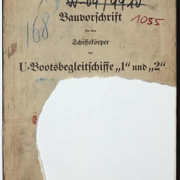 Vergilbtes Deckblatt einer historischen Bauvorschrift in Frakturschrift für den Schiffskörper der U‑Bootsbegleitschiffe „1“ und „2“, mit handschriftlichen Notizen und Nummern, roten und blauen Markierungen, Archivetikett oben rechts sowie großem Einriss und fehlendem unteren rechten Bereich; Museumslogo unten links sichtbar.