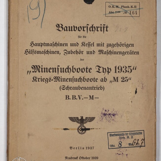 Vergilbtes Deckblatt eines deutschen Marinehandbuchs mit dem Titel ‚Bauvorschrift … Minensuchboote Typ 1935‘, versehen mit handschriftlichen Notizen und Stempeln, einem Tintenklecks, dem Reichsadler mit Hakenkreuz, dem Vermerk ‚Berlin 1937 / Neudruck Oktober 1939‘ und dem Logo des Internationalen Maritimen Museums Hamburg.