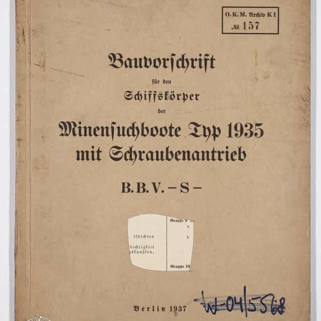 Vergilbtes Deckblatt einer deutschen Bauvorschrift von 1937 für Minensuchboote Typ 1935 mit Schraubenantrieb, gedruckt in schwarzer Frakturschrift, mit Archivstempel (O.K.M. Archiv K I Nr. 157), roten und blauen handschriftlichen Markierungen sowie Museumssignet unten links.