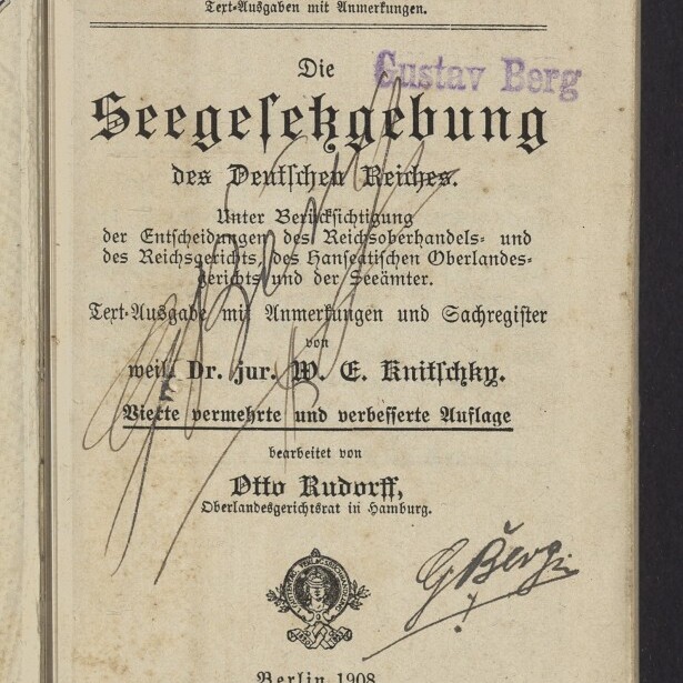 Titelblatt eines antiquarischen Gesetzesbandes ‚Die Seegesetzgebung des Deutschen Reiches‘ (Berlin 1908) in schwarzer Frakturschrift, mit lila Stempel 