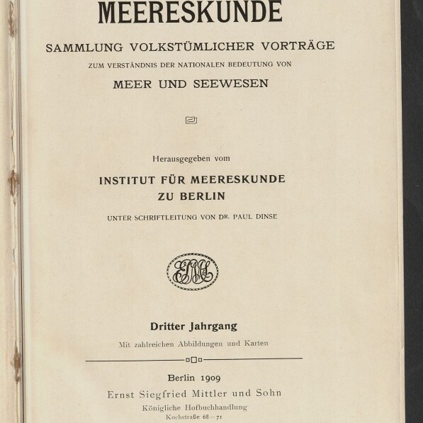 Titelblatt einer gealterten Buchseite mit großem Titel „MEERESKUNDE“, dem Untertitel „Sammlung volkstümlicher Vorträge zum Verständnis der nationalen Bedeutung von Meer und Seewesen“, Angaben zum Herausgeber „Institut für Meereskunde zu Berlin“ unter Schriftleitung von Dr. Paul Dinse, einem runden Emblem, der Notiz „Dritter Jahrgang“, Verlagsangaben „Berlin 1909 Ernst Siegfried Mittler und Sohn“ sowie dem Logo des Internationalen Maritimen Museum Hamburg unten links.