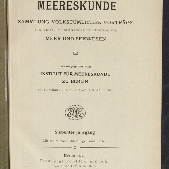 Titelblatt eines Buchs mit großem Titel „MEERESKUNDE“, darunter der Untertitel „Sammlung volkstümlicher Vorträge … Meer und Seewesen“, Herausgegeben vom Institut für Meereskunde zu Berlin, Siebenter Jahrgang, Verlag Berlin 1913 (Ernst Siegfried Mittler und Sohn), mit Verlagslogo unten links, Stempel „Internationales Maritimes Museum Hamburg“ und handschriftlichen Notizen am oberen Rand.