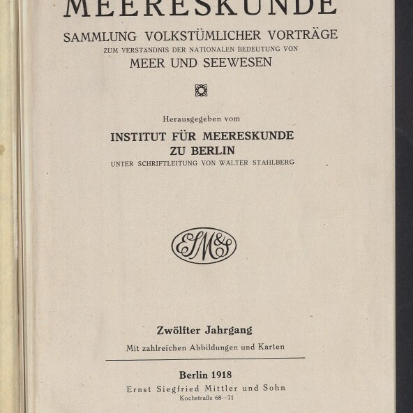 Titelblatt eines Buchs mit großem Titel »MEERESKUNDE«, Untertitel »Sammlung volkstümlicher Vorträge zum Verständnis der nationalen Bedeutung von Meer und Seewesen«, Herausgeberangabe »Institut für Meereskunde zu Berlin«, Verlagsort und Jahr »Berlin 1918 Ernst Siegfried Mittler und Sohn« sowie einem Stempel des Internationalen Maritimen Museums Hamburg unten links.