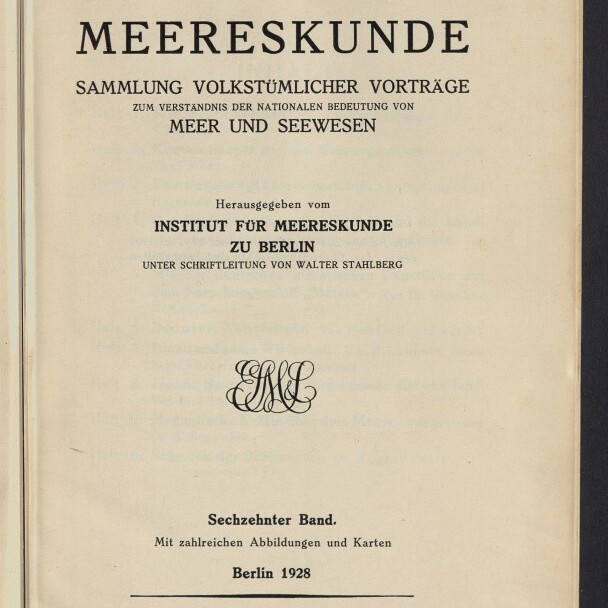 Titelblatt eines Buches mit großem Titel »MEERESKUNDE«, dem Untertitel »Sammlung volkstümlicher Vorträge zum Verständnis der nationalen Bedeutung von Meer und Seewesen«, Herausgeberangabe »Institut für Meereskunde zu Berlin« unter Schriftleitung von Walter Stahlberg, ornamentalem Monogramm in der Mitte, Verlagsangabe E. S. Mittler & Sohn sowie Erscheinungsort Berlin 1928 und kleinem Globussymbol unten links.