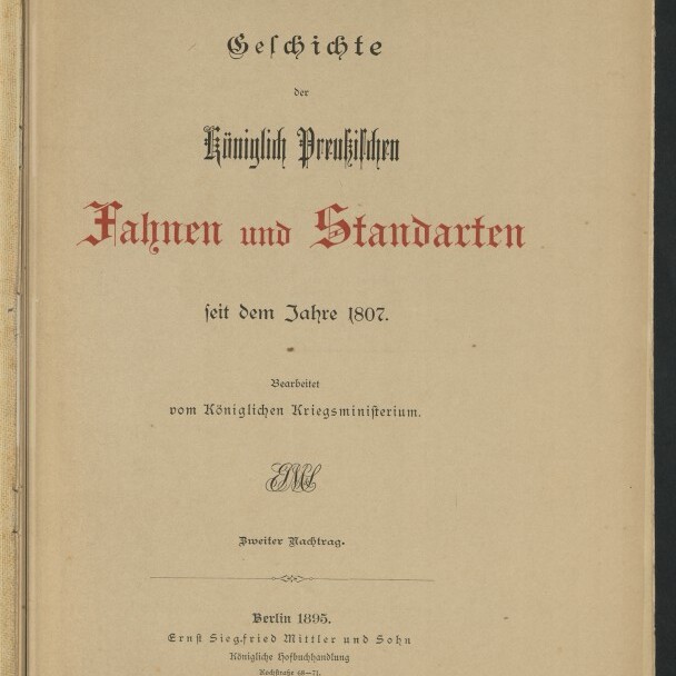 Titelblatt eines gealterten Buchs mit Frakturschrift und rot hervorgehobener Überschrift ‚Fahnen und Standarten‘, Titel ‚Geschichte der Königlich Preußischen Fahnen und Standarten seit dem Jahre 1807‘, Verlagsangabe Berlin 1895 und Stempel des Internationalen Maritimen Museums Hamburg.