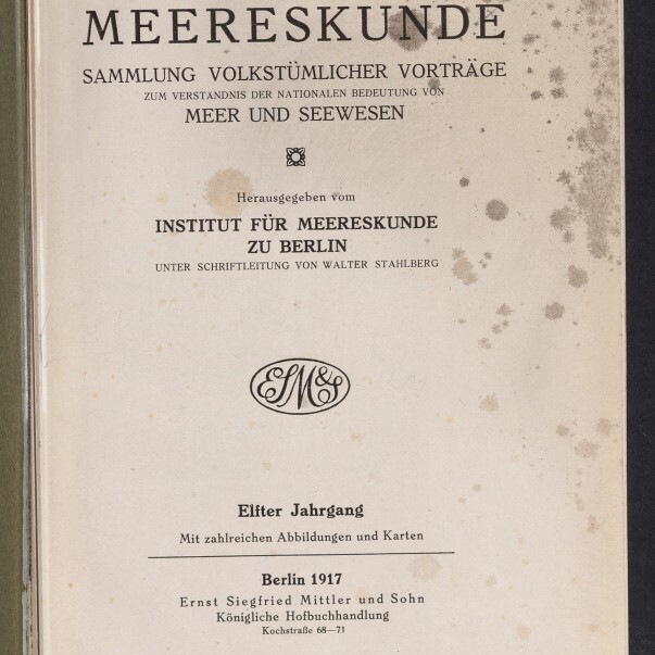 Titelblatt eines Buches mit großem Schriftzug MEERESKUNDE, Untertitel Sammlung volkstümlicher Vorträge zum Verständnis der nationalen Bedeutung von Meer und Seewesen, Herausgeber Institut für Meereskunde zu Berlin, Erscheinungsort und -jahr Berlin 1917; braune Altersflecken und handschriftliche Notizen oben links sowie Stempel des Internationalen Maritimen Museums Hamburg unten links.