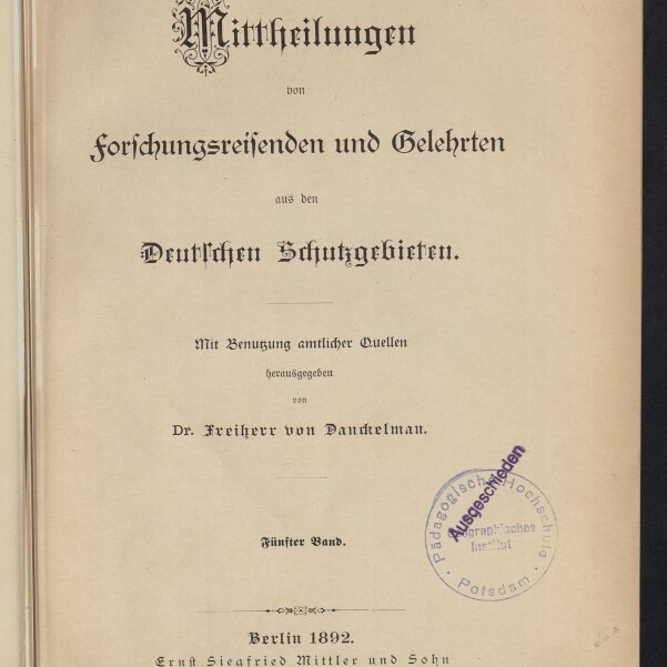 Scan eines Titelblatts in Frakturschrift mit der Überschrift „Mittheilungen von forschungsreisenden und Gelehrten aus den Deutschen Schutzgebieten“, herausgegeben von Dr. Freiherr von Danckelman, Berlin 1892, mit rundem Stempel rechts und dem Logo des Internationalen Maritimen Museums Hamburg unten links.
