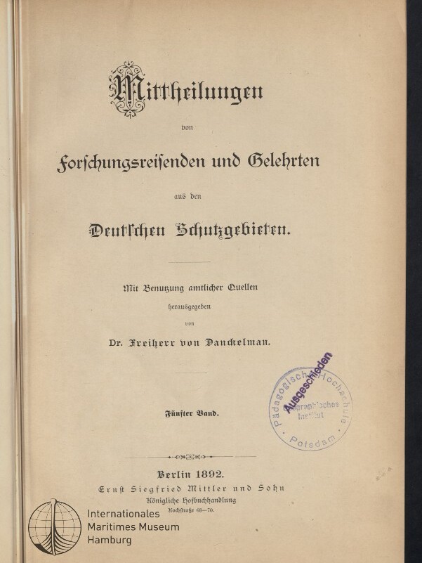 Scan eines Titelblatts in Frakturschrift mit der Überschrift „Mittheilungen von forschungsreisenden und Gelehrten aus den Deutschen Schutzgebieten“, herausgegeben von Dr. Freiherr von Danckelman, Berlin 1892, mit rundem Stempel rechts und dem Logo des Internationalen Maritimen Museums Hamburg unten links.