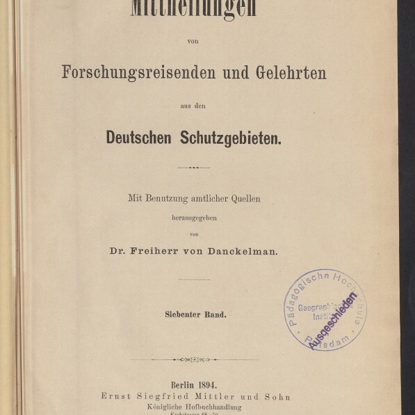 Titelblatt eines Buches mit großem Schriftzug 'Mittheilungen von Forschungsreisenden und Gelehrten aus den Deutschen Schutzgebieten', Herausgeberangabe Dr. Freiherr von Danckelman, Jahresangabe Berlin 1894, runder Dienststempel rechts und Logo des Internationalen Maritimen Museums Hamburg unten links.