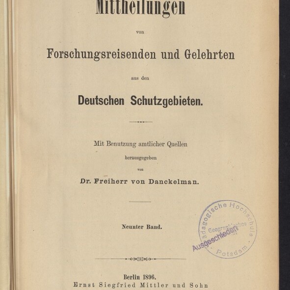 Titelblatt einer deutschen Publikation: ‚Mittheilungen von Forschungsreisenden und Gelehrten aus den Deutschen Schutzgebieten‘, herausgegeben von Dr. Freiherr von Danckelman, Neunter Band, Berlin 1896; mit handschriftlicher Notiz oben, rundem Bibliotheksstempel rechts und Logo des Internationalen Maritimen Museums Hamburg unten links.