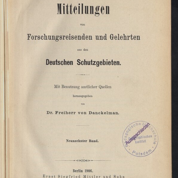 Titelblatt einer 1906 erschienenen deutschen Publikation: „Mitteilungen von Forschungsreisenden und Gelehrten aus den Deutschen Schutzgebieten“, herausgegeben von Dr. Freiherr von Danckelman, mit rundem Stempel und Signet des Internationalen Maritimen Museums Hamburg.