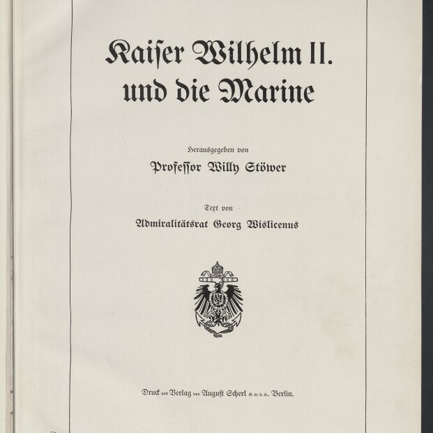 Titelblatt eines Buches in schwarzer Frakturschrift mit dem Titel ‚Kaiser Wilhelm II. und die Marine‘, Angaben zu Herausgeber Professor Willy Stöwer und Textautor Admiralitätsrat Georg Wislicenus, darunter preußischer Reichsadler und Verlagsangabe, links unten Stempel des Internationalen Maritimen Museums Hamburg.