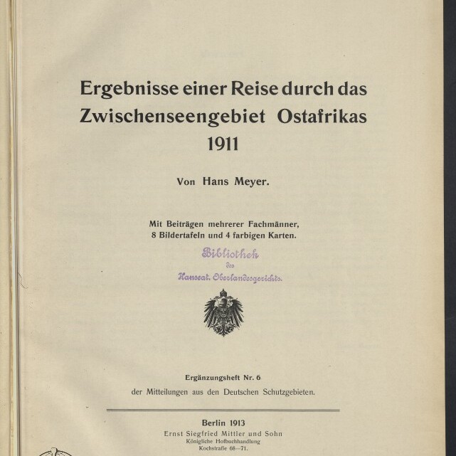 Titelblatt eines Reiseberichts: Ergebnisse einer Reise durch das Zwischenseengebiet Ostafrikas 1911 von Hans Meyer, mit Bibliotheksstempel, preußischem Adlerwappen, Verlagsangaben (Berlin 1913) und Museumssiegel unten links