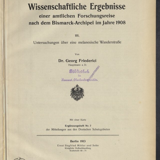 Titelblatt einer 1913 erschienenen wissenschaftlichen Publikation über eine Forschungsreise zum Bismarck-Archipel (1908) von Dr. Georg Friederici, mit violettem Bibliotheksstempel, schwarzem Adlerwappen und Verlagsangaben; Museumslogo unten links.