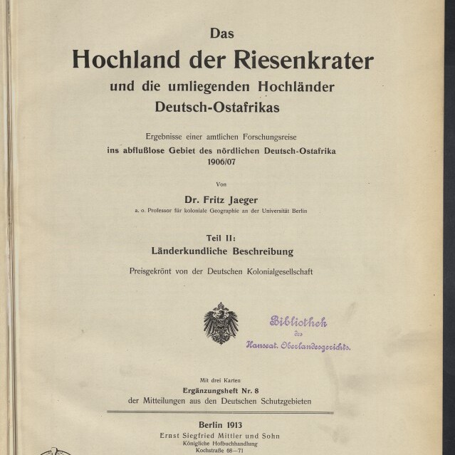 Titelblatt eines deutschsprachigen Buches (Berlin 1913) mit großer Überschrift ‚Das Hochland der Riesenkrater und die umliegenden Hochländer Deutsch-Ostafrikas‘, Autor Dr. Fritz Jaeger, Vermerk zur Forschungsreise 1906/07, Verlagsangaben, violetter Bibliotheksstempel und Logo des Internationalen Maritimen Museums Hamburg unten links.