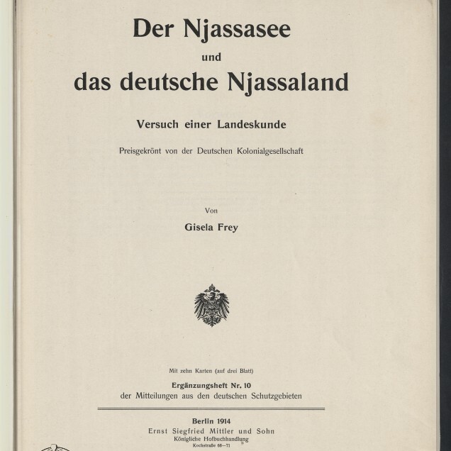 Titelseite eines Buches mit dem großen Titel „Der Njassasee und das deutsche Njassaland — Versuch einer Landeskunde“, dem Verfasserhinweis „Von Gisela Frey“, dem Vermerk „Preisgekrönt von der Deutschen Kolonialgesellschaft“, einem Reichsadler-Wappen in der Mitte, Verlagsangaben „Berlin 1914, Ernst Siegfried Mittler und Sohn“ und einem Stempel des Internationalen Maritimen Museums Hamburg.