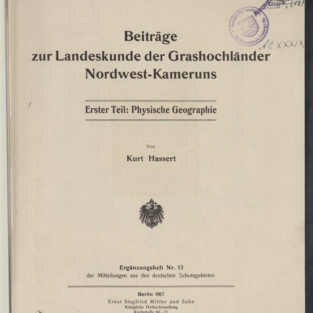 Titelblatt der Publikation Beiträge zur Landeskunde der Grashochländer Nordwest-Kameruns — Erster Teil: Physische Geographie von Kurt Hassert, mit mittigem Reichsadler-Emblem, mehreren Amtsstempeln oben rechts, Verlagsangabe Berlin 1917 und Museumssiegel des Internationalen Maritimen Museums Hamburg unten links.