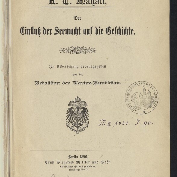 Titelseite eines deutschen Buchs von A. T. Mahan mit dem Titel „Der Einfluß der Seemacht auf die Geschichte“, dekorativem Ornament, preußischem Adlerwappen, rundem Bibliotheksstempel, handschriftlicher Notiz, Verlagsangabe Berlin 1896 und Stempel des Internationalen Maritimen Museums Hamburg.