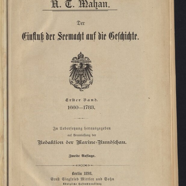 Titelblatt eines deutschen Buches von A. T. Mahan: „Der Einfluss der Seemacht auf die Geschichte“, Erster Band 1660–1783, mit deutschem Reichsadler-Wappen, Verlagshinweis Berlin 1898 und Stempel des Internationalen Maritimen Museums Hamburg.