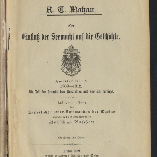 Titelblatt eines Buchs von A. T. Mahan mit schwarzer Frakturschrift 'Der Einfluß der Seemacht auf die Geschichte', darunter ein deutscher Reichsadler als Wappen, die Angaben 'Zweiter Band 1783–1812' sowie Verlag und Jahresangabe 'Berlin 1899', mit Stempel des Internationalen Maritimen Museums Hamburg in der linken unteren Ecke.